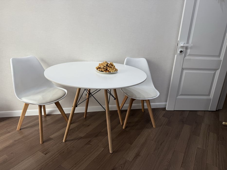 Кркглый стол и стулья