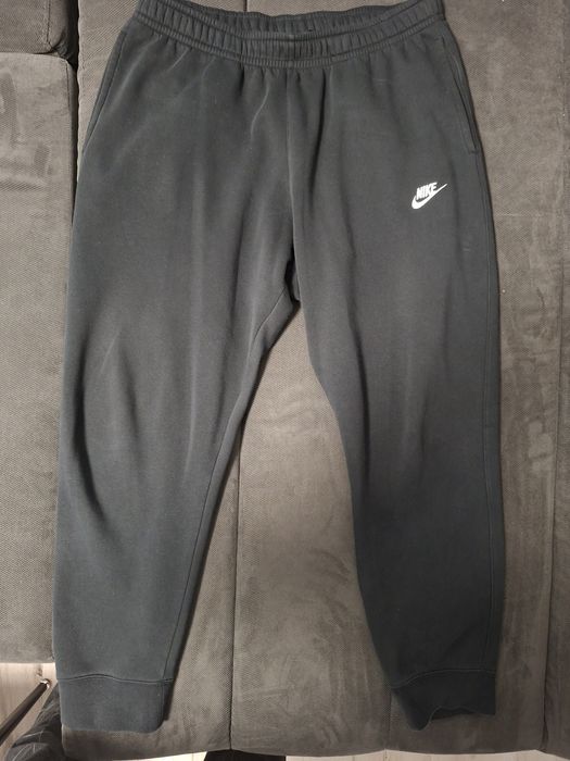Vând pantaloni sport Nike