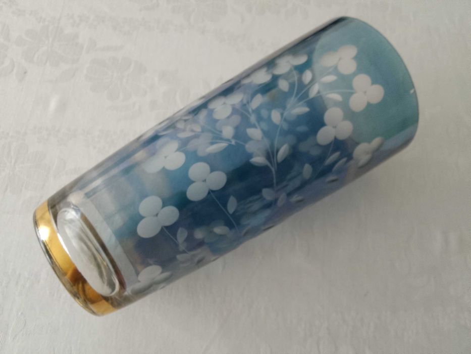 ретро синя стъклена- кристална ваза с гравирани цветя