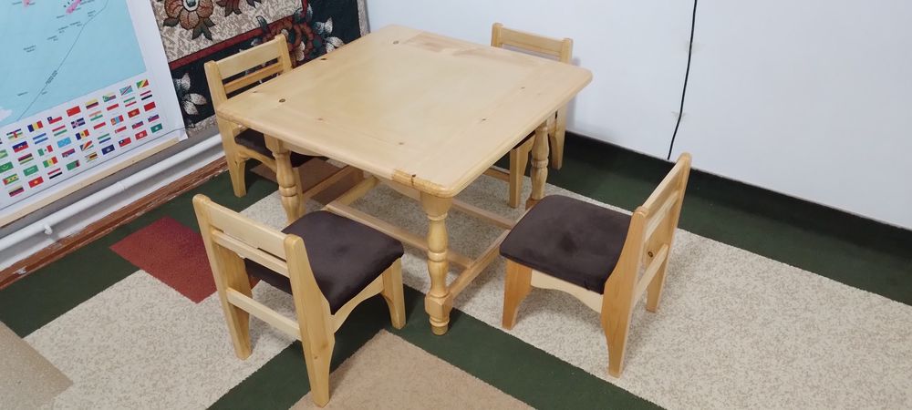 Yosh bolalar uchun stol va stullar