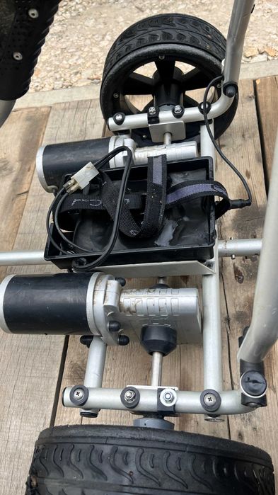 carucior electric cu 2 motoare pentru golf