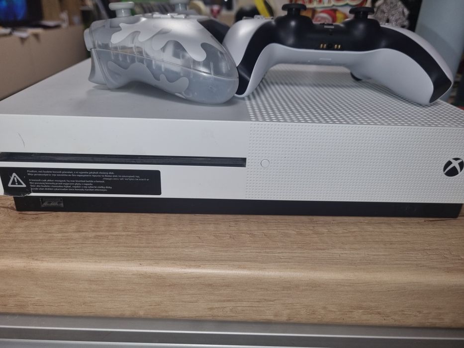 Xbox one s работещ с две игри и два контролера