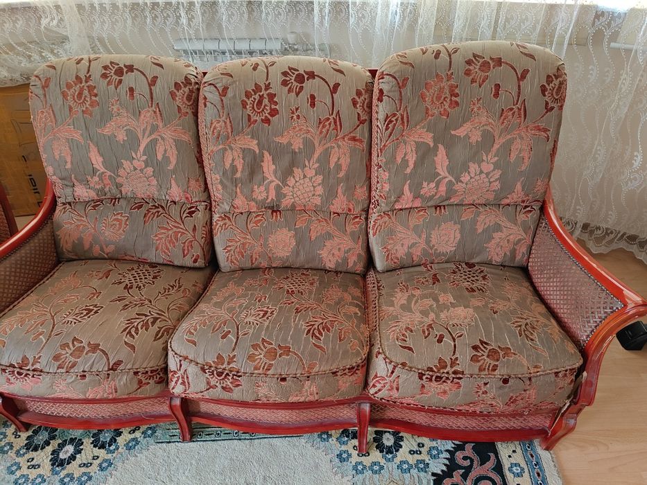 Диван деревянный