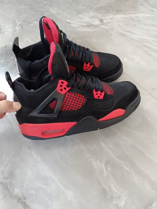 Vând Jordan 4 Retro Thunder culoare roșu,Nr.39.
