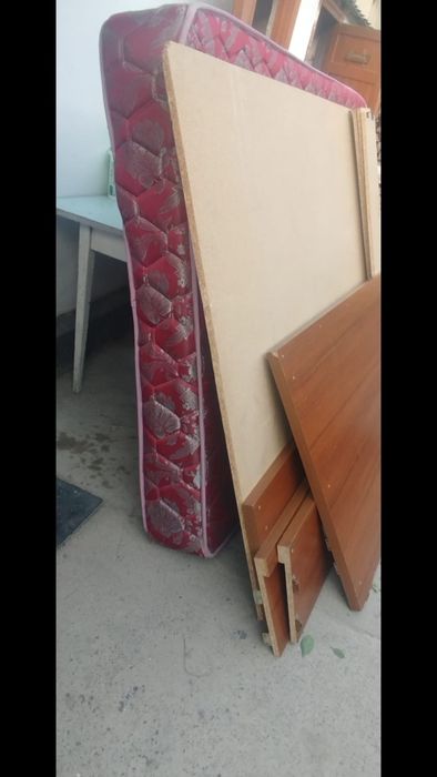Продам б.у кровать с матрасом в хорошем состоянии.