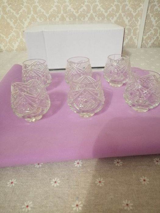 Продается недорого хрустальные небольшие бокалы бу с невысокими ножкам