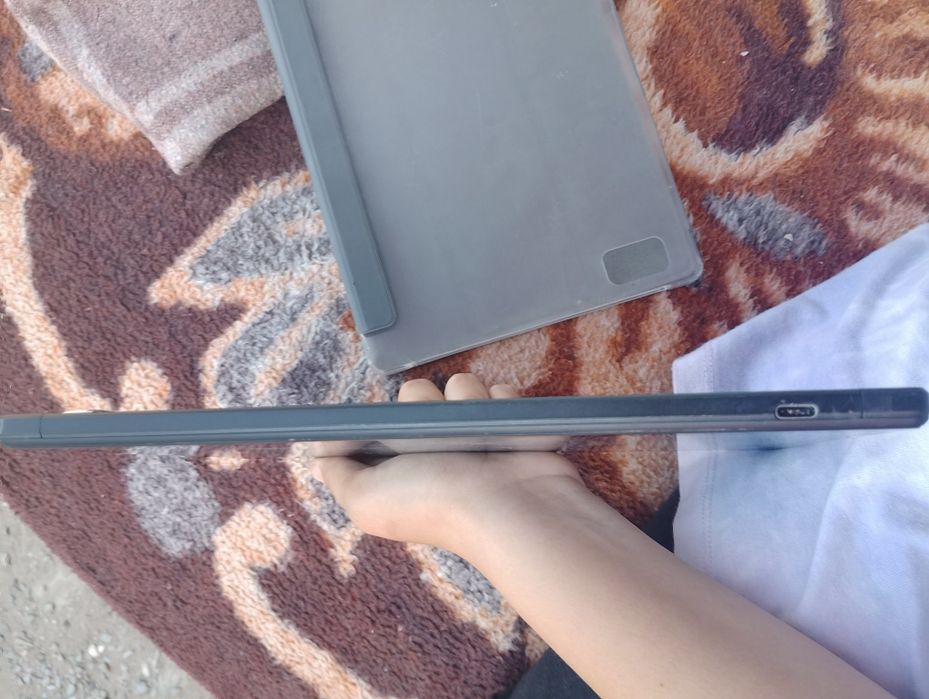 Tabletă PENTRU PIESE, defectă mufa de încărcare. Mai multe detalii în descriere.