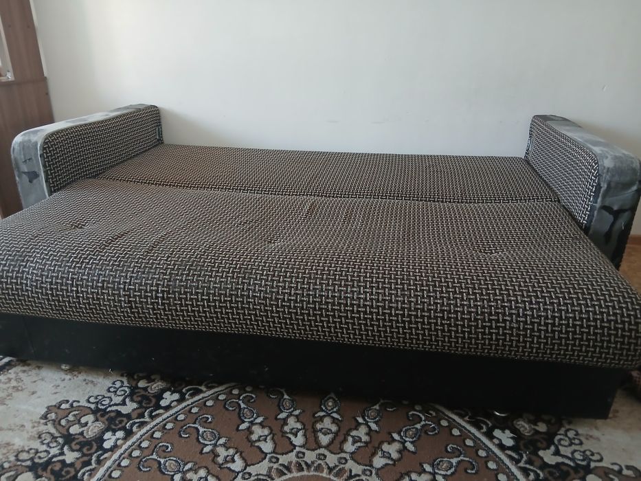 Диване состояние нормальное.