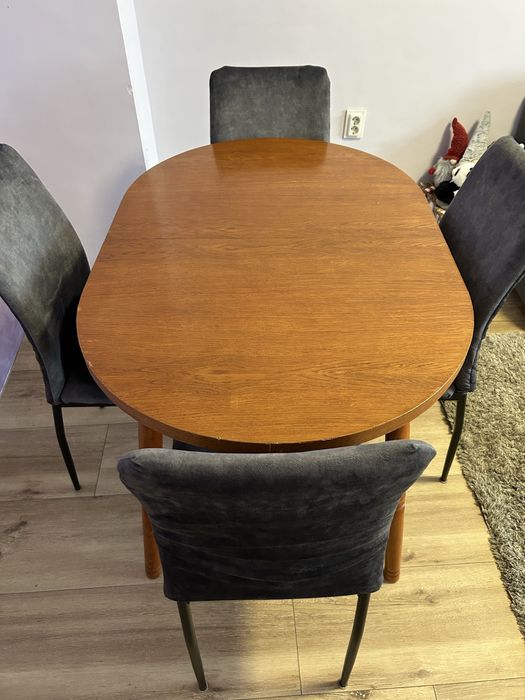 Трапезна маса със столове