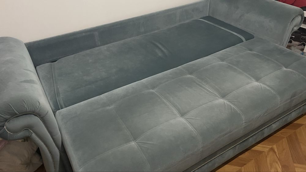 Диван с подушками