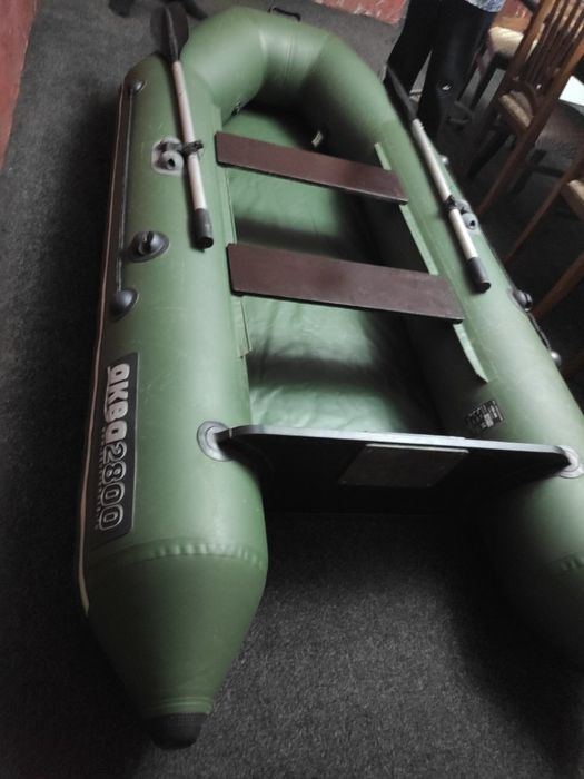 Продам лодку надувную 2 местную