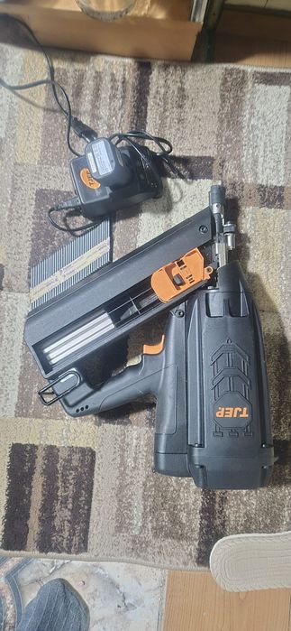 Pistol cuie profesional