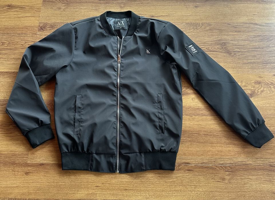 Мъжко,черно яке Armani Exchange с метално лого и ципове