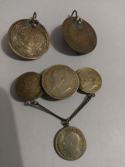Старобългарски обеци . Старинен орден от монети