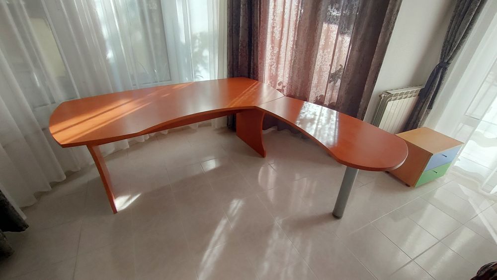 Офис маса основен плот 185см х 85 см + 110см х 55 см