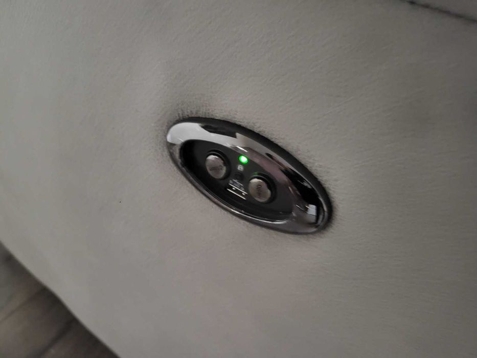 Светло сив фотьойл от плат с електрически релаксиращ механизъм