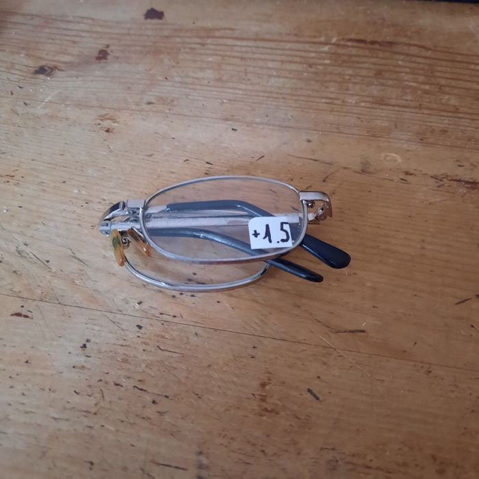 Продавам  згаваеми очила +1.5д