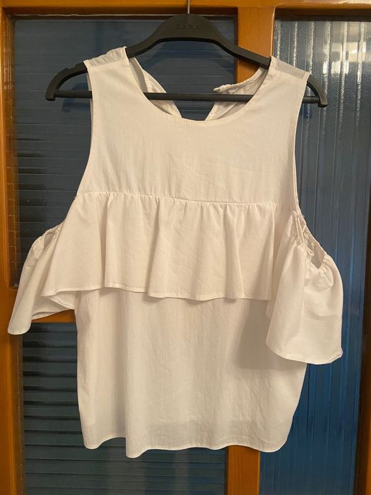 Bluză albă decupată la umeri