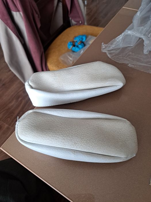 Чешки белого и чёрного  цвета