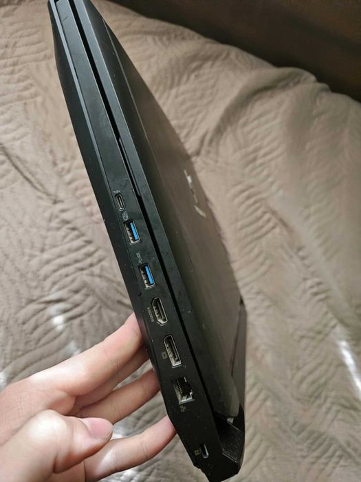 Predator  17.3 / 75hz /  gtx 980 8gb