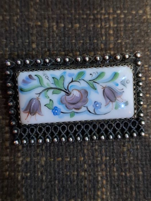 Брошки със сребърен обков.