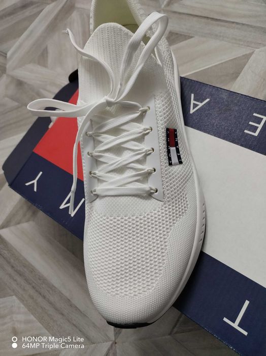 Adidas   Tommy Jeans albi