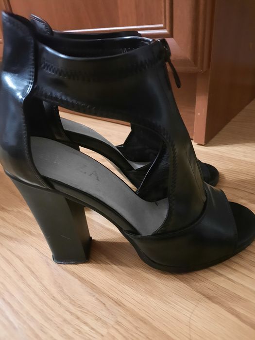 Сандали на висок ток