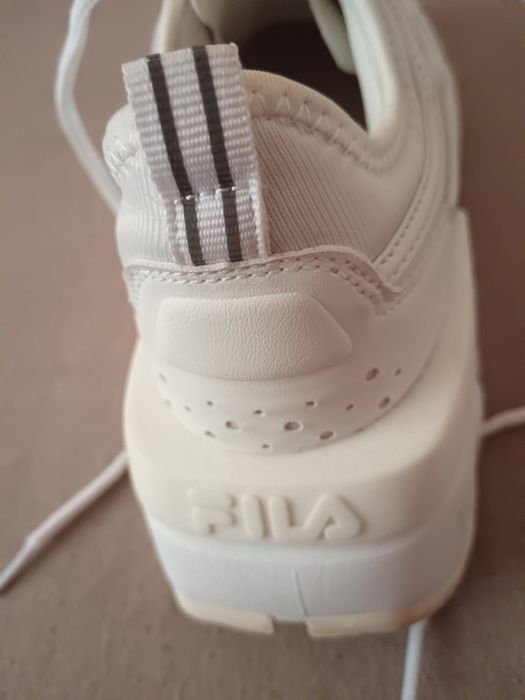 Оригинални  бели маратонки Fila