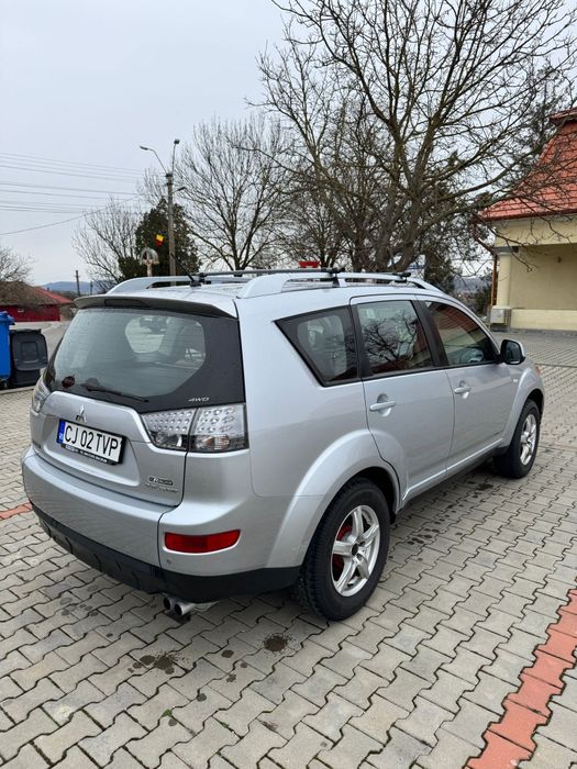Vând Mitsubishi Outlender