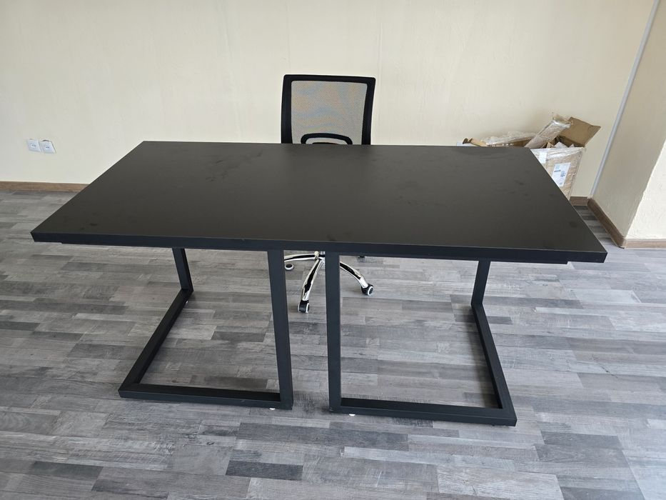 Офисный стол и кресло