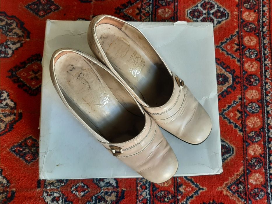 Oyoq kiyimlar sotiladi