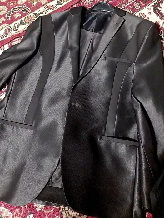 Костюм брук сотилади