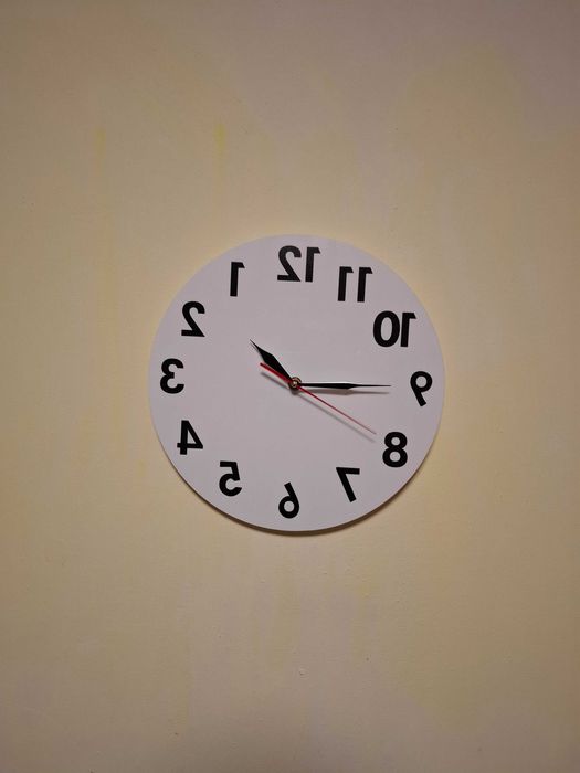 Ceas de perete alb cu cadran oglindit pentru frizerii si saloane