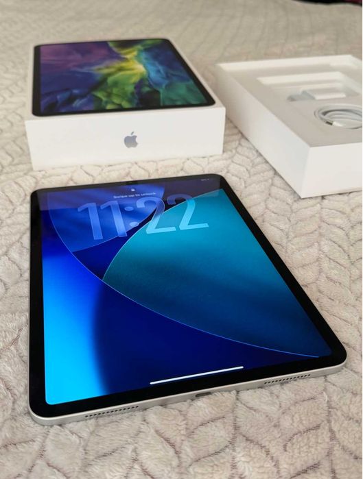 Apple iPad Pro 11” 2ND GENERATION + клавиатура, зарядно и кутия
