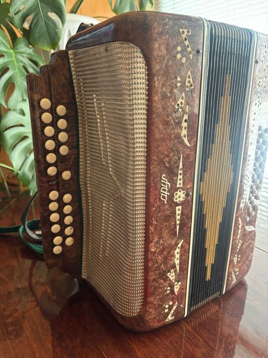 Продаётся гармошка.