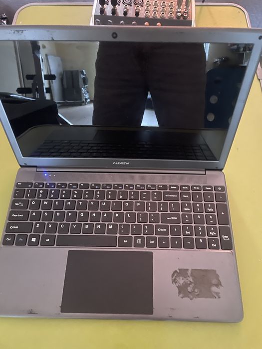Laptop alview A fost folosit, dar este în stare bună. Are instalat Microsof și Windows 10.