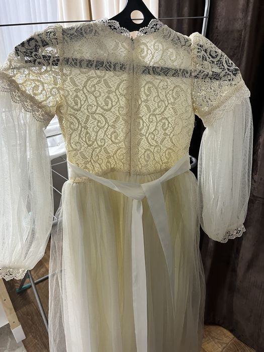 Продам платья на девочку 7-8 лет