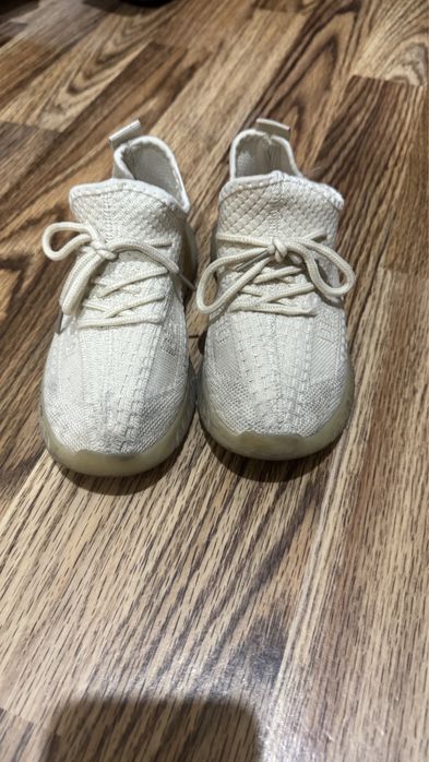 Продаю детские кроссовки