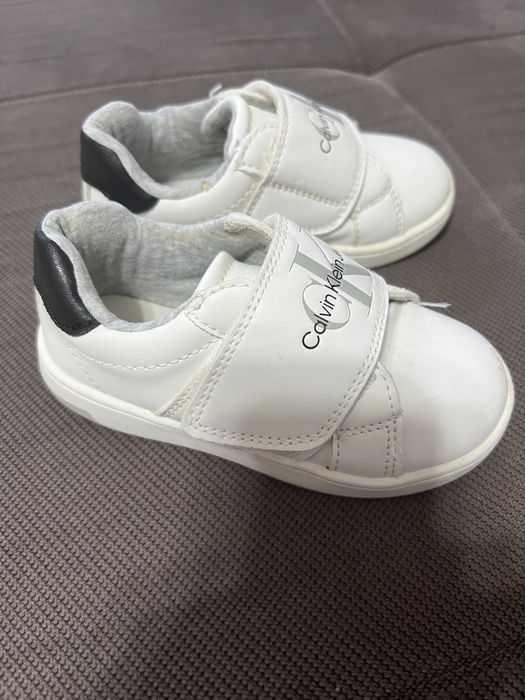 Adidasi Calvin Klein am măsurat cu ruleta in interior și au 15 cm