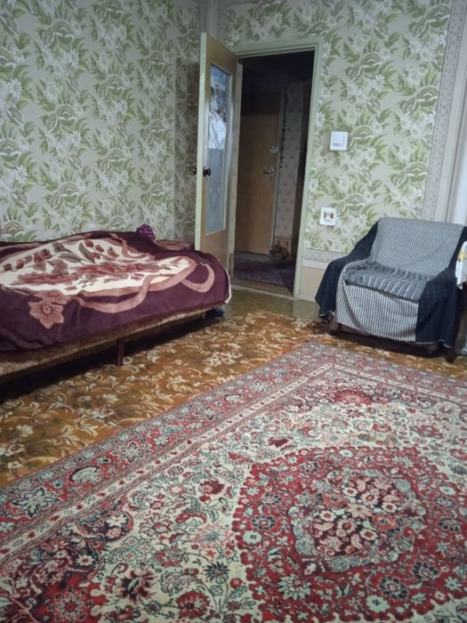 Подушки перовые, ковёр большойзанавески новые,бабина пряжи полушерстян