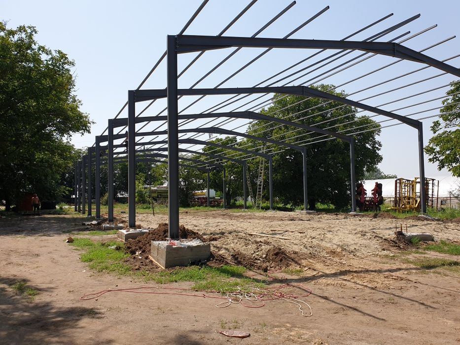 Vand hale metalice si structuri.
Avem stoc cu diferife variante de mat