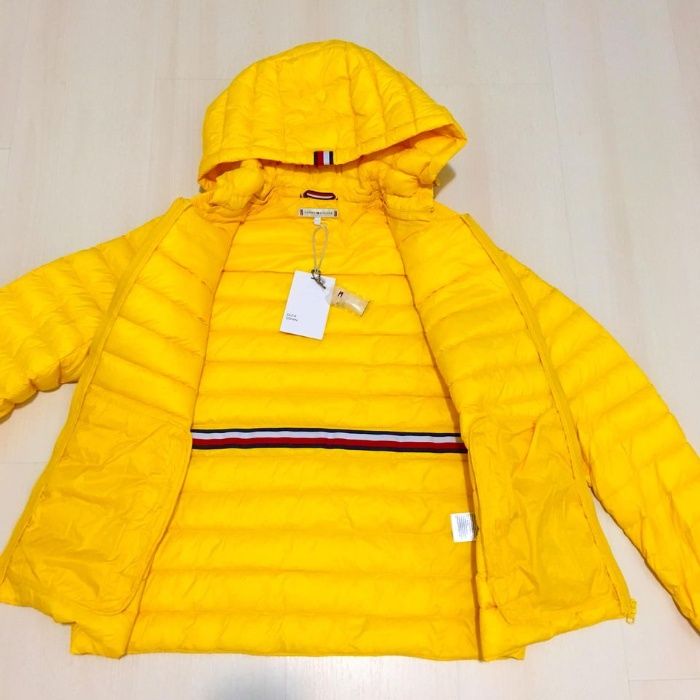 Geaca TOMMY HILFIGER cu umplutură din puf și pene de rață, măsura M