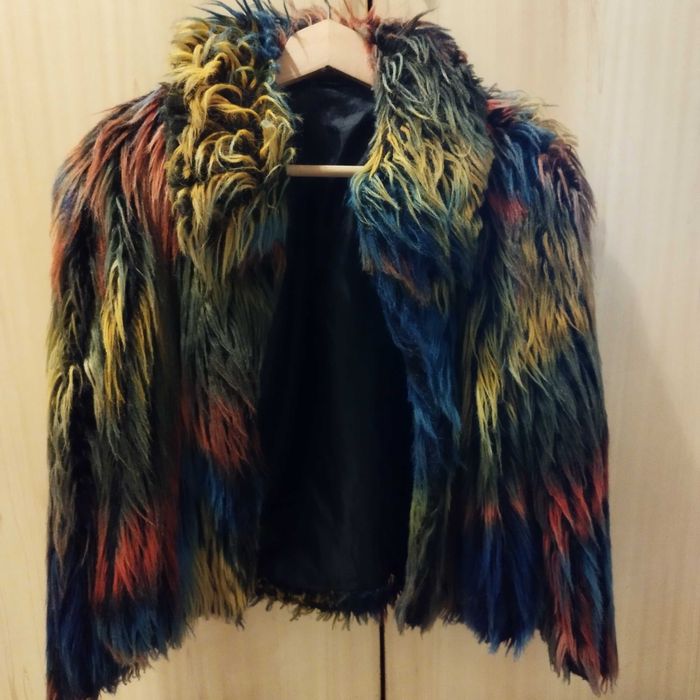 Късо дамско кожухче,запазено.