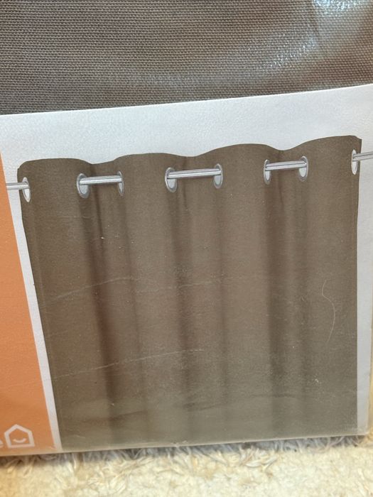 2 perdele, noi, încă împachetate