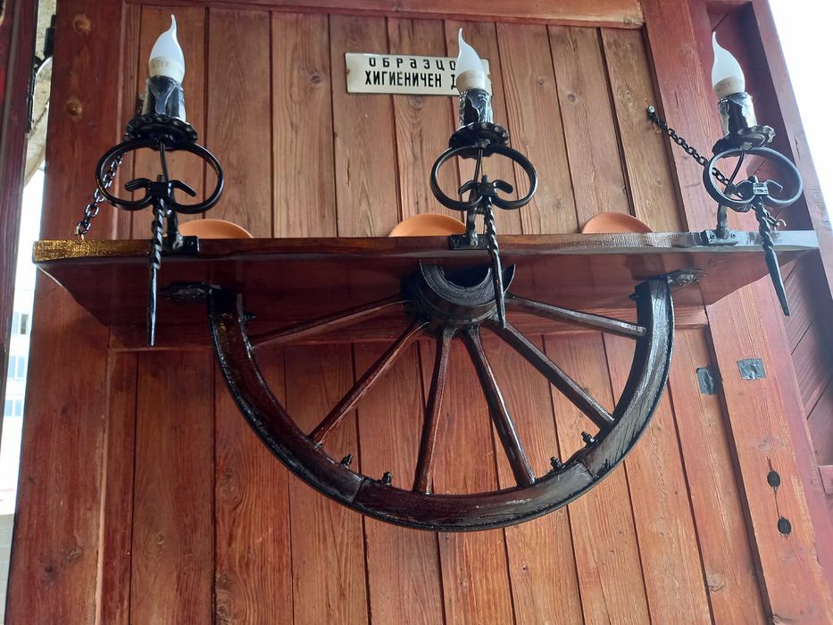 Лампа рафт-етажерка от колело на каруца