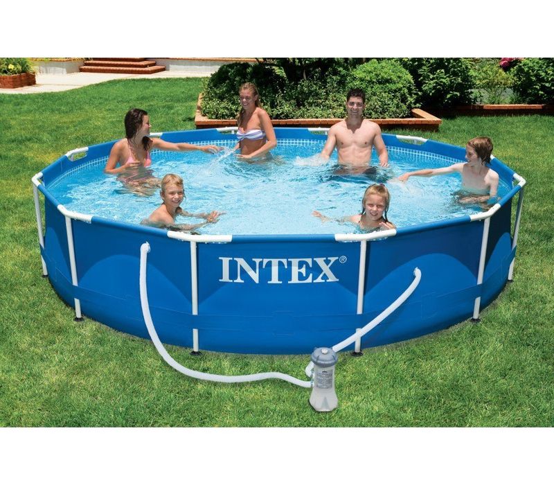 Басейн на Intex много запазен със стълба, помпа и покривало без кашон!!!