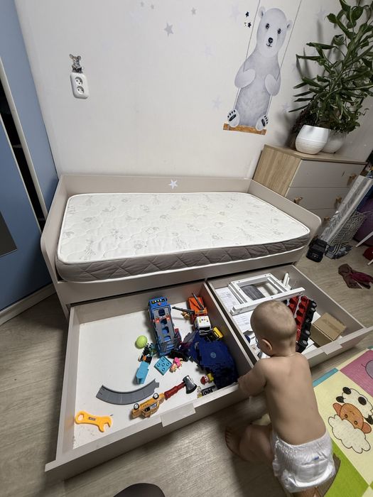 Кровать с матрасом