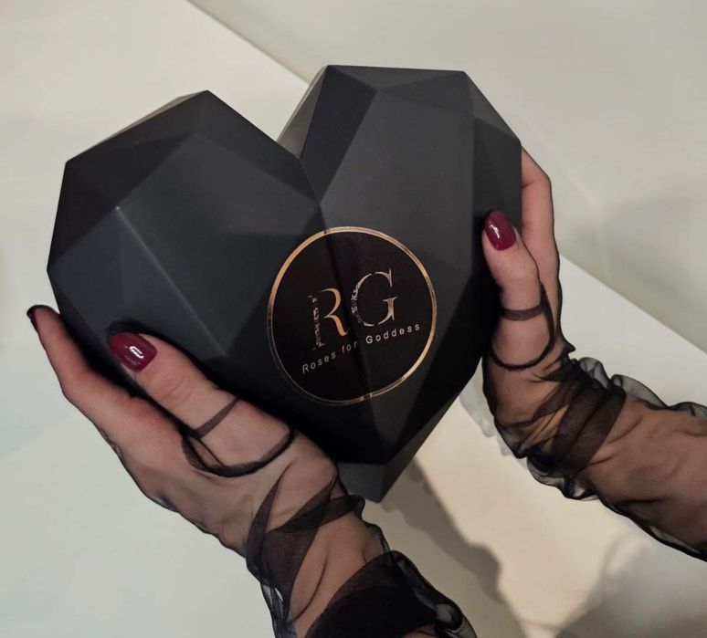 Луксозен букет от вечно живи рози аранжирани в Диамантено сърце