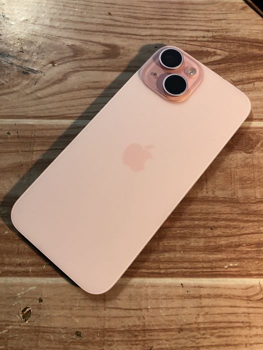 Оригинален заден капак за iPhone 15 розов, оборудван