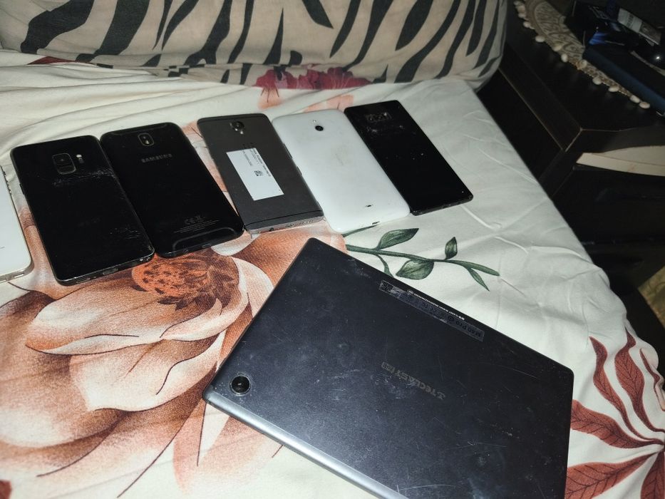 Vând telefoane și tableta pt piese!